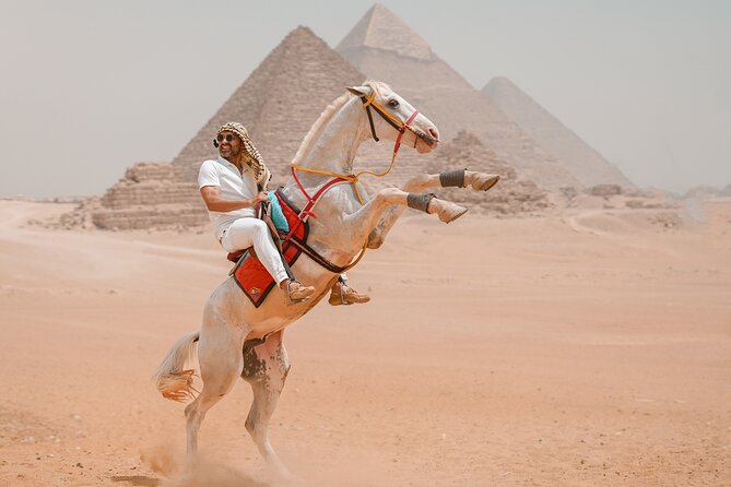 2 hrs Unique Photo session (PhotoShoot) at the Pyramids of Giza - How the photographer helps you pose