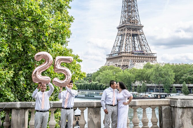30 min photosession in Paris, all photos sent and edited - The value of a private session at $72.59 per person