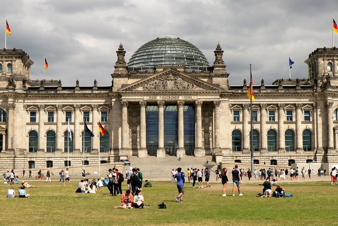 5hours: Guide, Chauffeur & Photographer in Berlin private Tour - Brandenburg Gate, Victory Column, and the Tiergarten