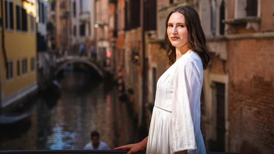 A Unique Photoshoot in Venice - Rialto gives the session its first Venetian frame