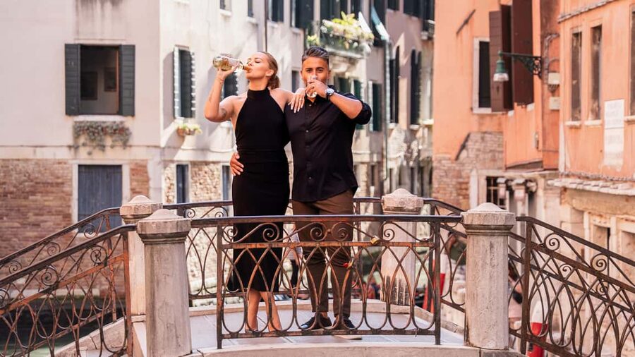 A Unique Photoshoot in Venice - Meeting near Sotoportego del Bancogiro