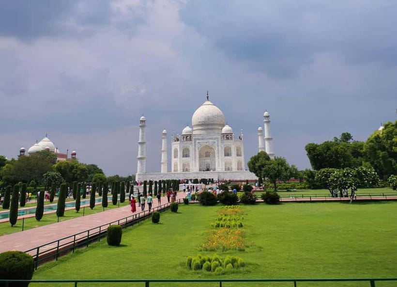 Agra: Taj Mahal Guided Tour with Photography & Rental Saree - Choosing between a standard visit and sunrise
