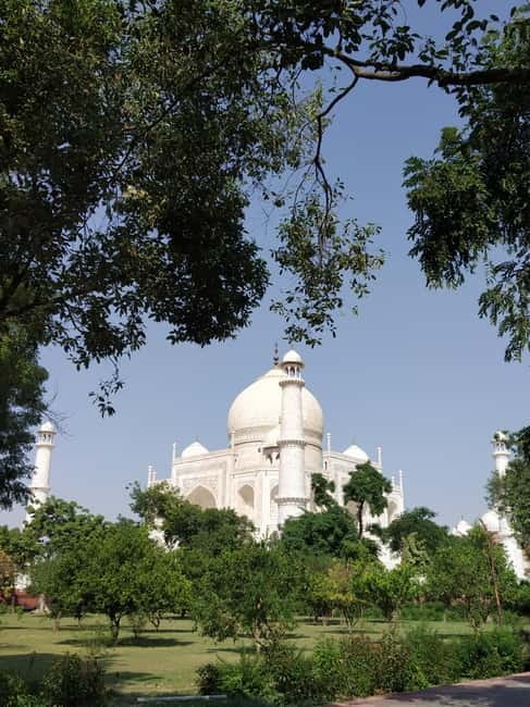 Agra: Taj Mahal Guided Tour with Photography & Rental Saree - Entering the Taj Mahal with a guide