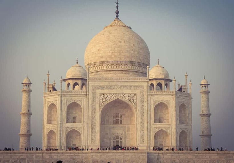 Agra: Taj Mahal Guided Tour with Photography & Rental Saree - A family-friendly guide experience