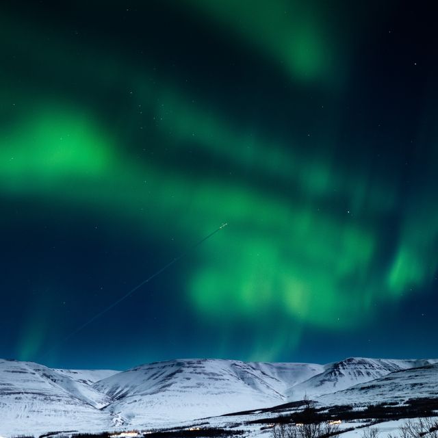 Akureyri: Northern Lights Photography Tour - Hot chocolate, Icelandic treats, and local stories