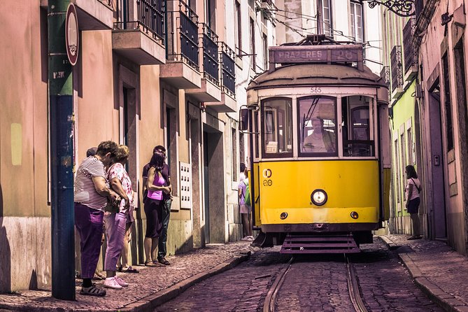 Alfama Photo Walk – Lisbon Photography Experience Led by a Local - Igreja de São Miguel and the Small-Scale Lisbon Frame