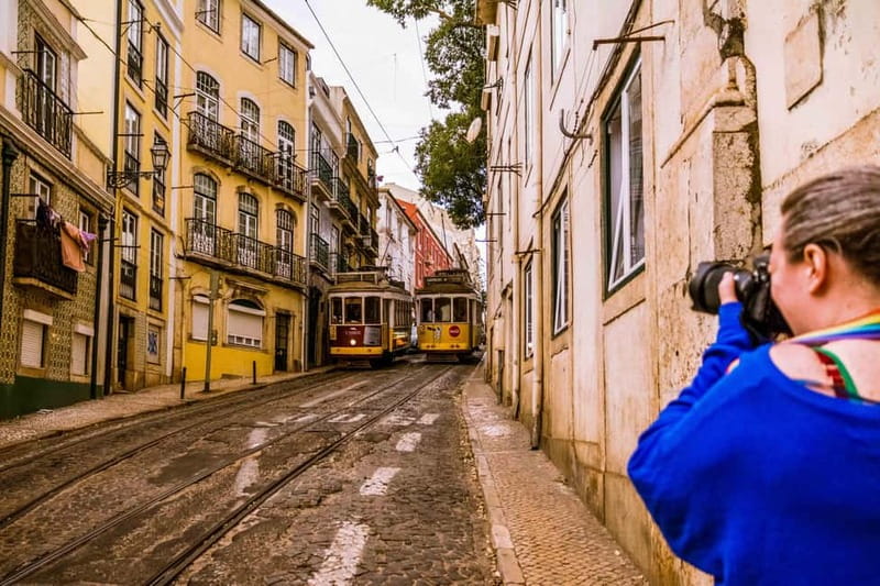 Alfama Photo Walk: Lisbon Photography Tour with a Local - Photographing everyday Alfama