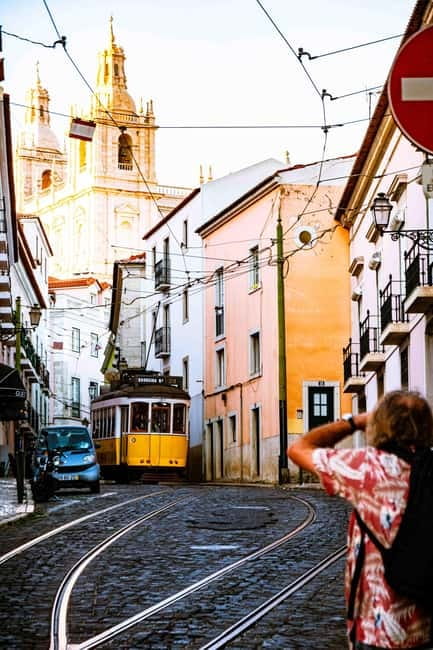 Alfama Photo Walk: Lisbon Photography Tour with a Local - Finishing near Lisbon Cathedral