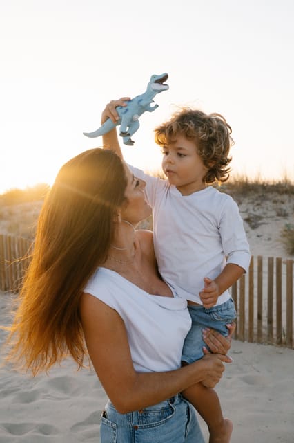 Algarve: 1 hour Couple & Family Photoshoot - Beach Clothes, Spare Shoes, and Simple Preparation