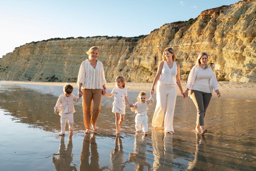 Algarve: 1 hour Couple & Family Photoshoot - The Algarve Backdrop Without a Fixed Route