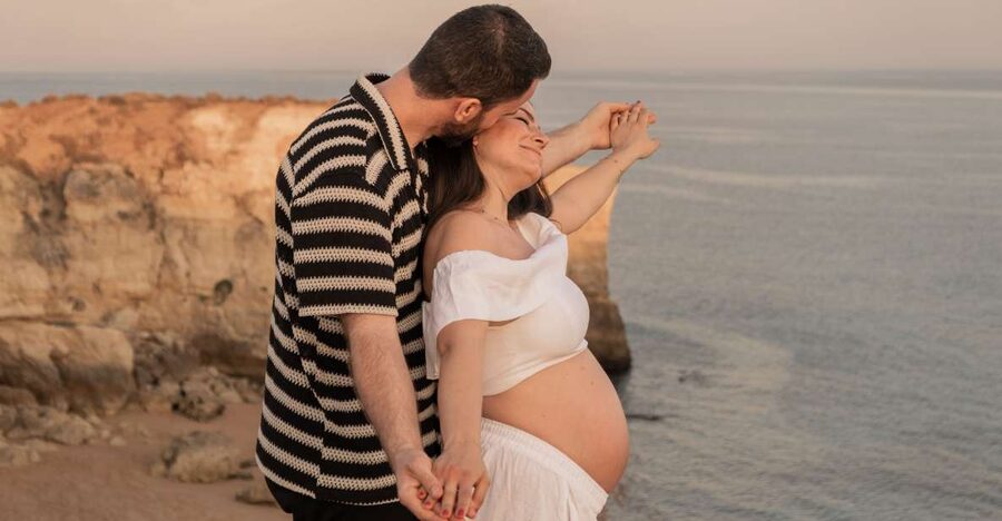 Algarve: Photoshoot for couple, family, portrait - Posing help keeps the hour relaxed