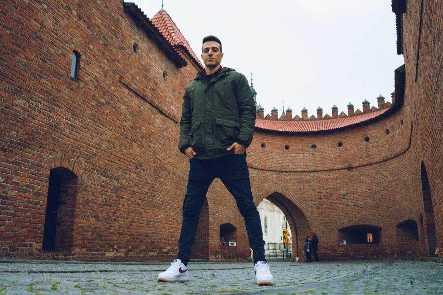 Amazing photo walk through the Old town of Warsaw - Posing help for people who feel awkward