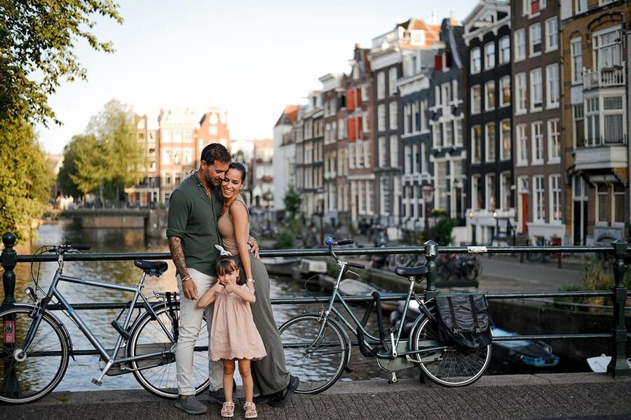Amsterdam: Private Photoshoot in iconic locations - Starting beside the Rijksmuseum gardens