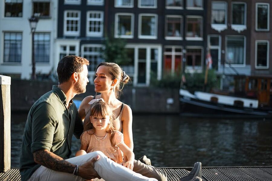 Amsterdam: Private Photoshoot in iconic locations - Posing help for solo portraits