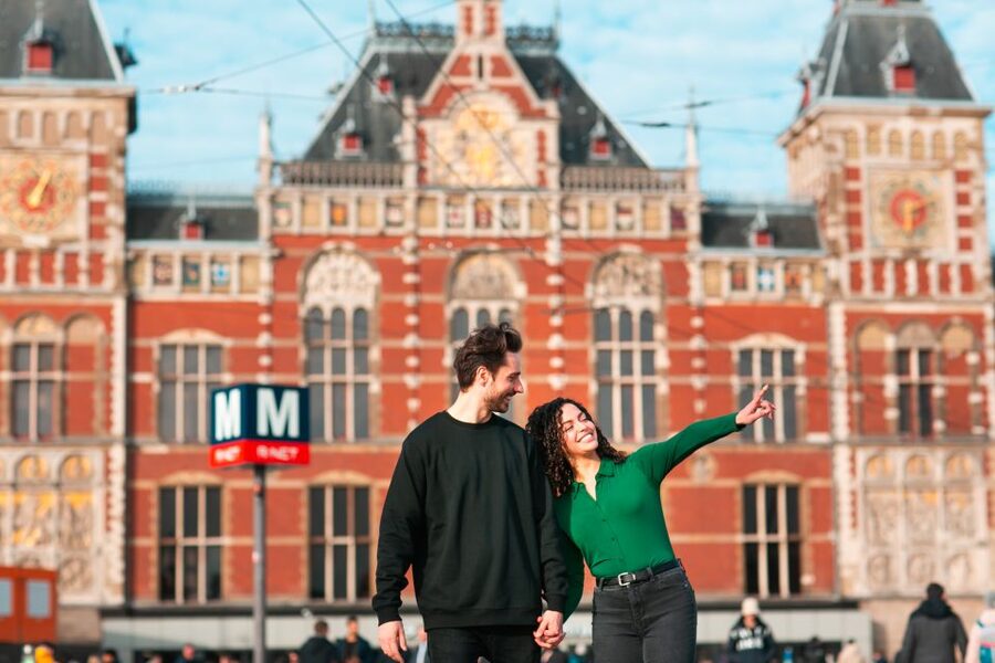 Amsterdam: Professional photoshoot at Centraal Station - Who will enjoy this photoshoot most?