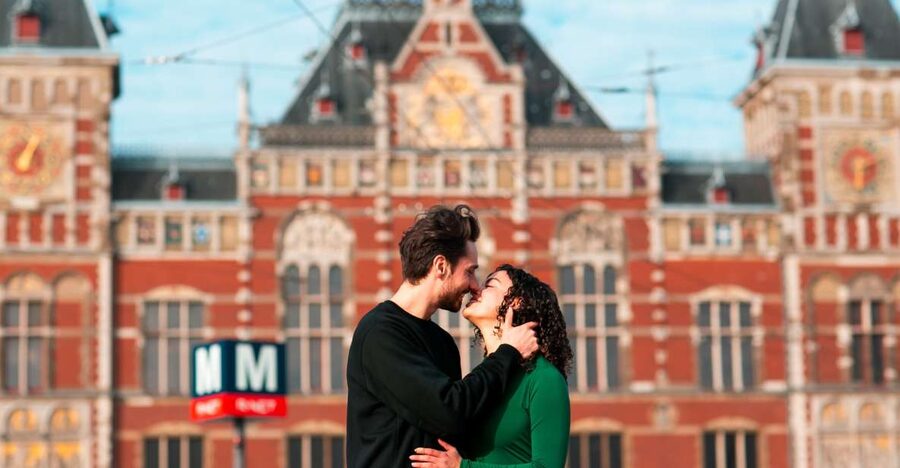 Amsterdam: Professional photoshoot at Centraal Station - Why Amsterdam Centraal works as a photo setting