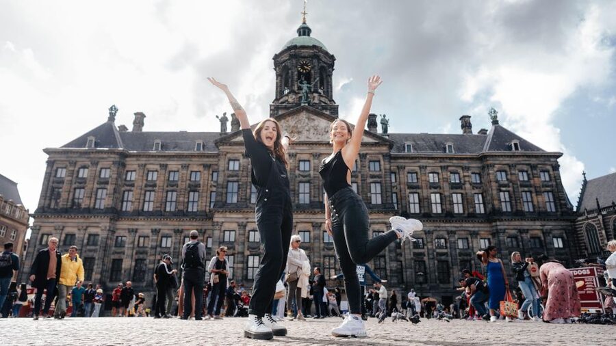 Amsterdam: Professional photoshoot at Dam Square. - Why a Dam Square photoshoot works well