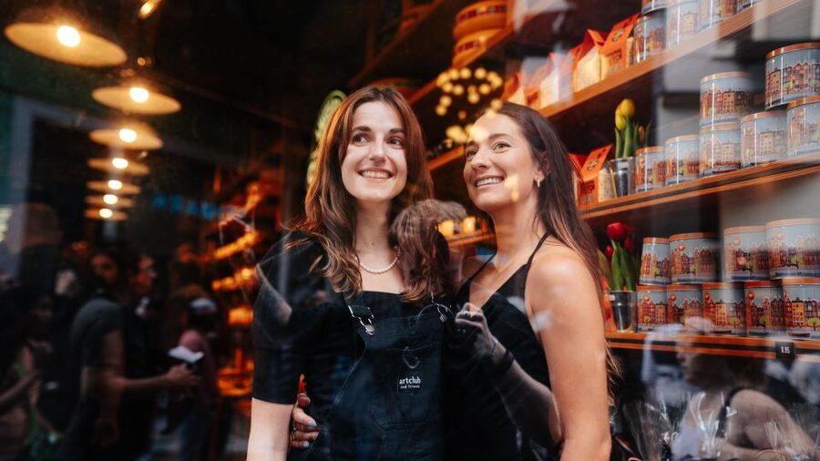 Amsterdam: Professional photoshoot at Dam Square. - The value of a private group booking