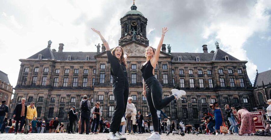 Amsterdam: Professional photoshoot at Dam Square. - Who will enjoy this experience most