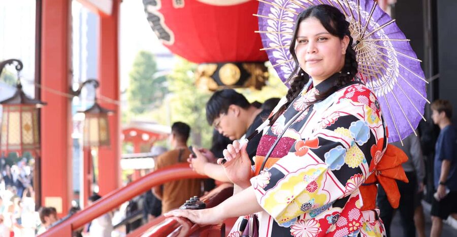 ASAKUSA: Kimono Portrait tour by pro photographer - Kaminarimon Gate and Nakamise Street