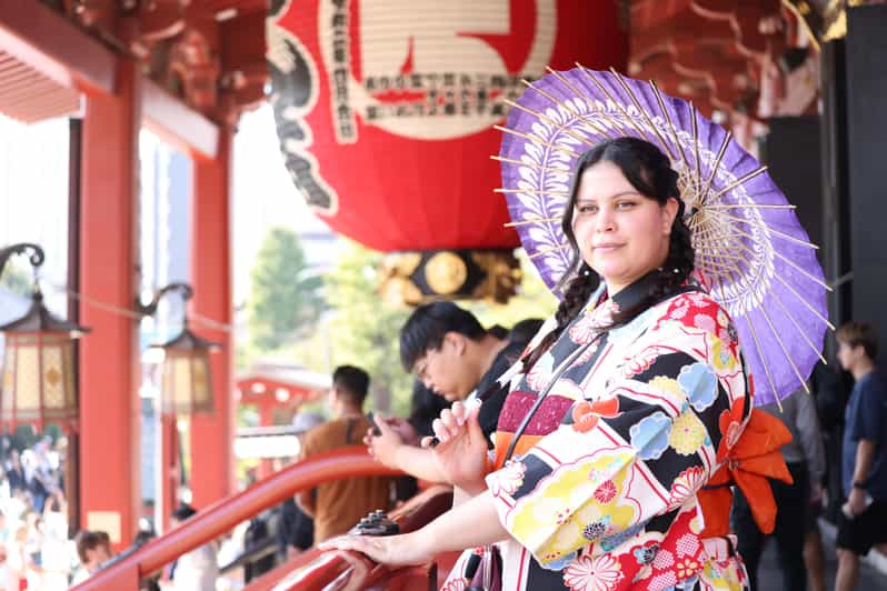 ASAKUSA: Kimono Portrait tour by pro photographer - Meeting at Starbucks Near Kaminarimon Gate