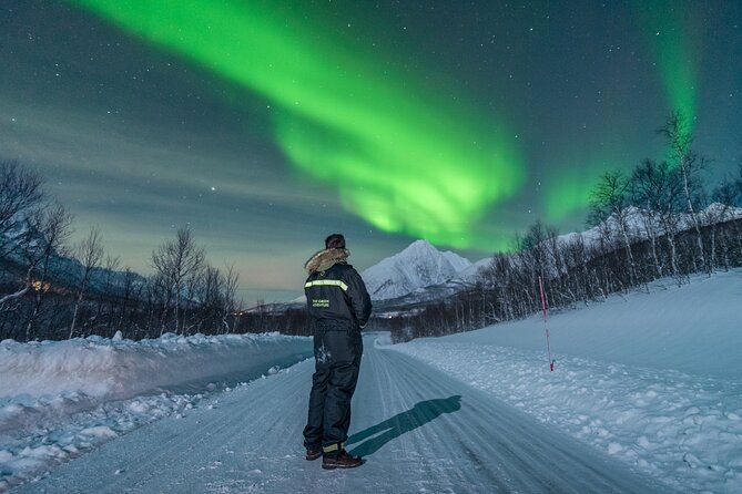 Aurora Hunt with the campfire and professional photographer - What the guides add to the night