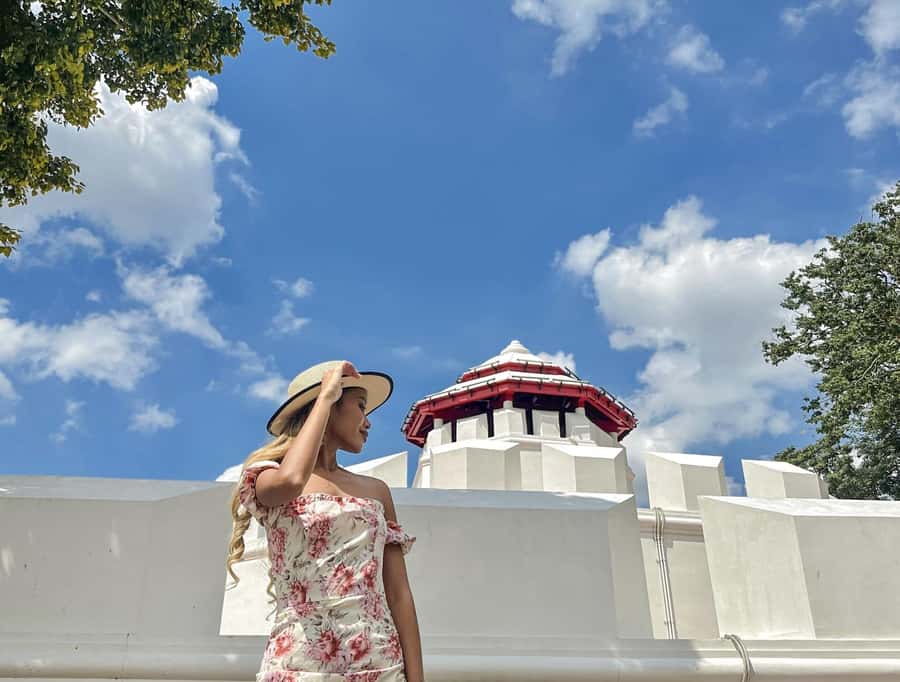 Bangkok: Instagram Tour with Professional Photographer - Meeting at the King Rama III statue
