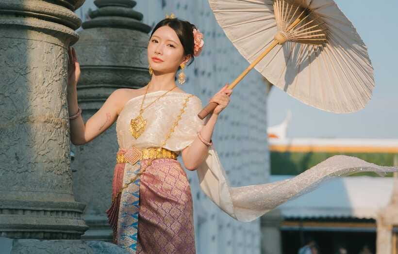 Bangkok: Thai Costume Photoshoot at Wat Arun - The immediate photo delivery is a real advantage