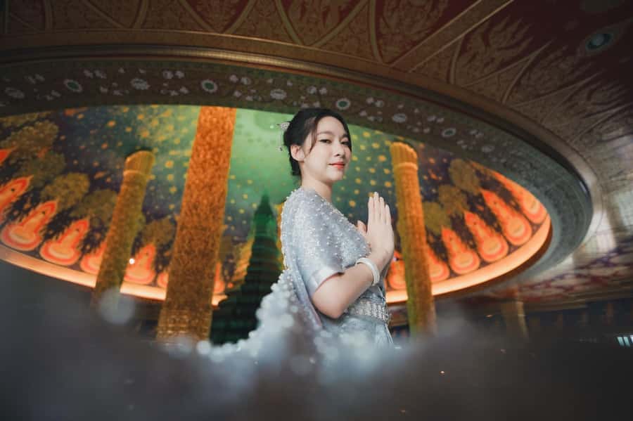 Bangkok:Thai costume with Long tail boat photoshoot - Thirty Minutes on a Traditional Long-Tail Boat