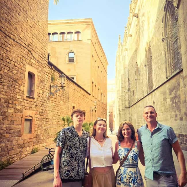 Barcelona: Creative Photo Tour of the City's Artistic Corners - Framing famous monuments without losing the city