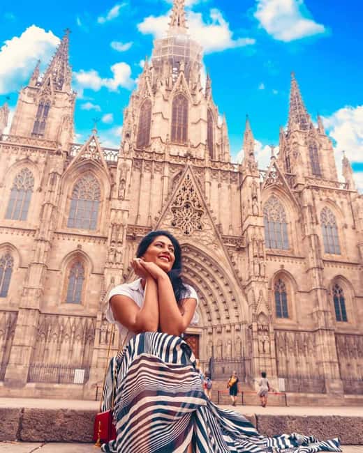 Barcelona: Creative Photo Tour of the City's Artistic Corners - Starting among Barcelona’s historic streets