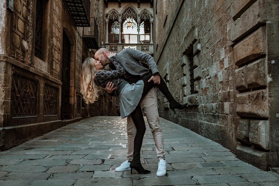 Barcelona: Gothic Quarter Cinematic Photoshoot and Guide - Key points at a glance