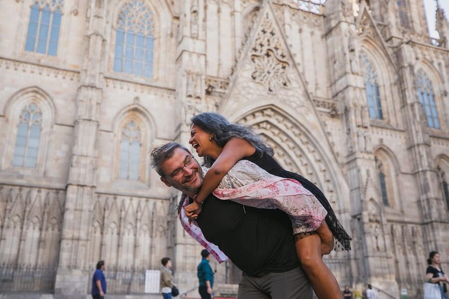 Barcelona: Gothic Quarter Private Photoshoot Experience - Posing help for people who hate posing