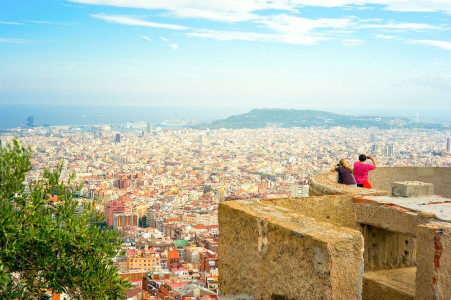 Barcelona: Instagram Tour of the Most Scenic Spots - Taking the metro toward Sagrada Familia