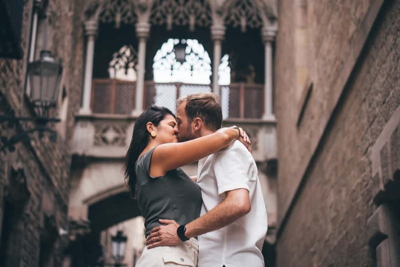 Barcelona: Photo Shoot Tour in El Gothico - Standard or Premium: which package gives better value?