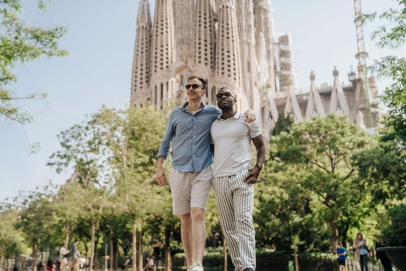 Barcelona: Private Sagrada Familia Photoshoot - How the photographers help you pose