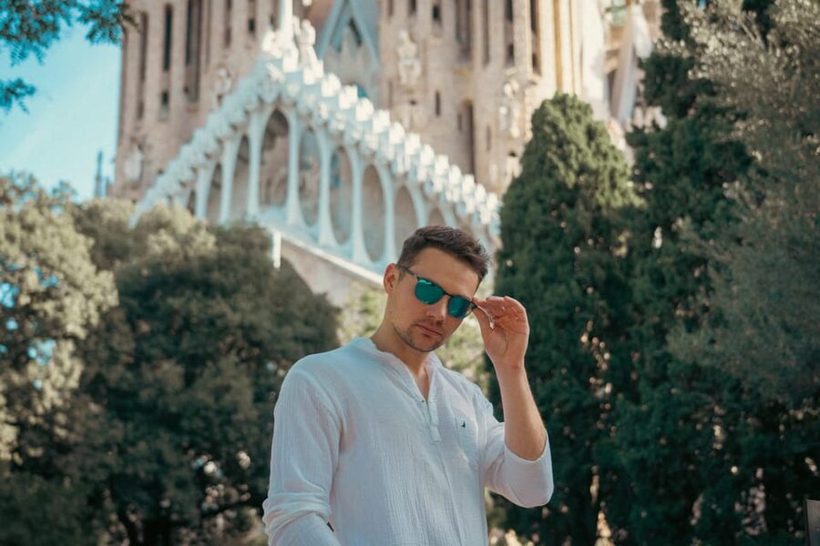 Barcelona: Professional Photoshoot Outside Sagrada Familia - What this Sagrada Familia photoshoot actually gives you