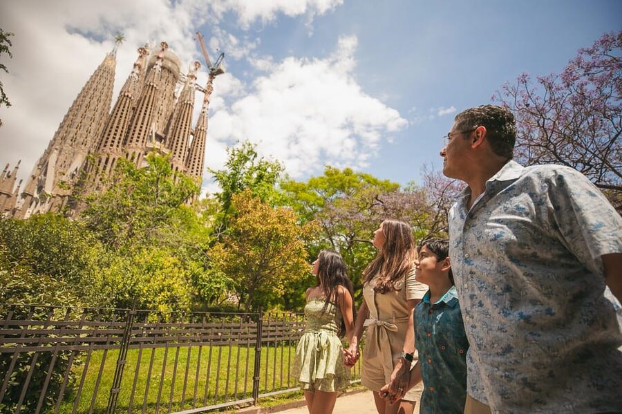 Barcelona: Professional Photoshoot Outside Sagrada Familia - Photographing the Sagrada Familia from outside
