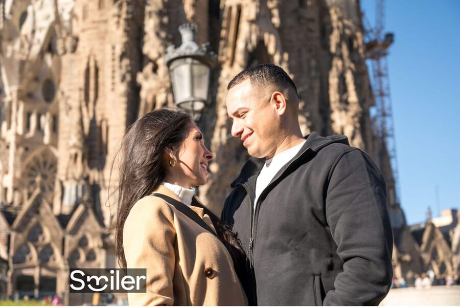 Barcelona: Professional Photoshoot Outside Sagrada Familia - Accessibility, communication, and cancellation