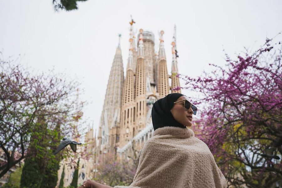 Barcelona: Professional Photoshoot Outside Sagrada Familia - Who should book this experience?