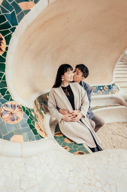 Barcelona: Professional Private Photoshoot - Gothic Quarter: old streets and closer portraits