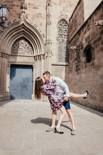 Barcelona: Professional Private Photoshoot - Park Güell: memorable Gaudí scenery, separate ticket required
