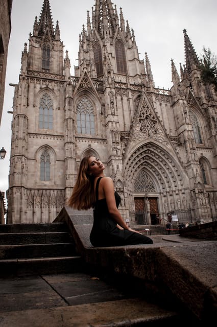 Barcelona: Professional Private Photoshoot - How the photographer helps if you feel awkward