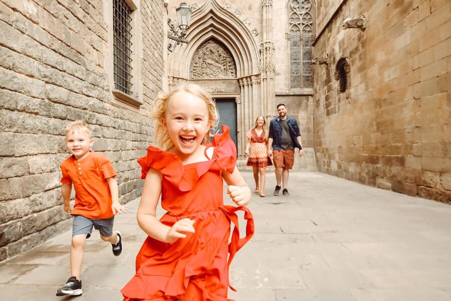 ✅ Barcelona: Sightseeing Professional Photoshoot Session - Walking through the Gothic Quarter and El Born