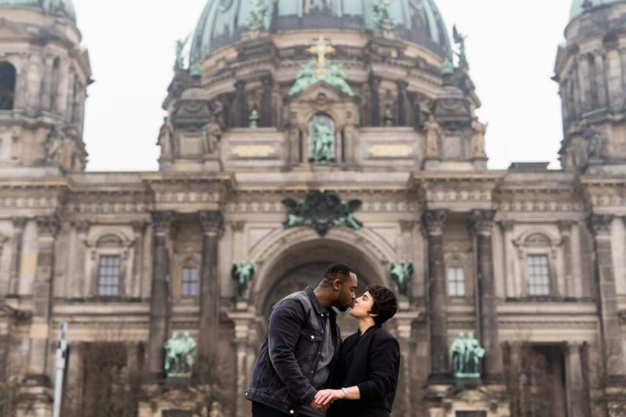 Berlin Love Story: Surprise Proposal Photography Session - Starting at the Polish Institute Berlin