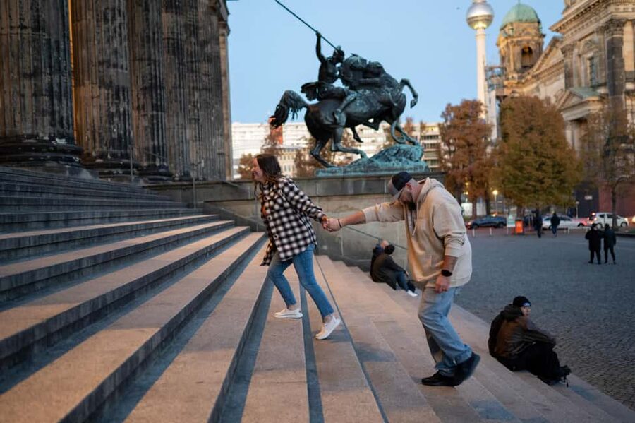 Berlin: Premium 60-Minute Photoshoot at Iconic Landmarks - The value of $116 for a private group