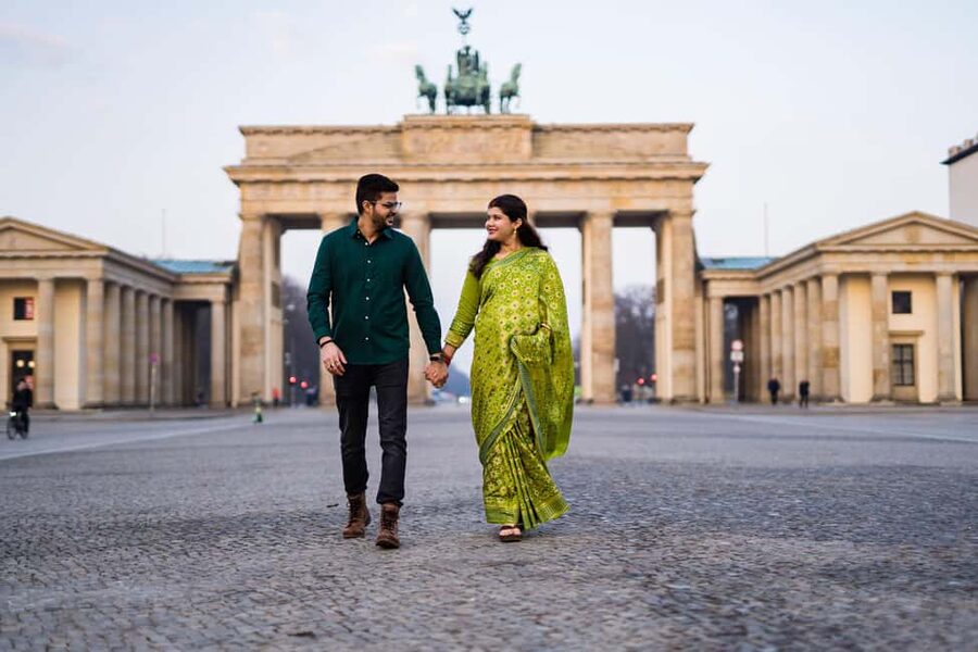 Berlin: Private Photo Session with Professional Photographer - The Spree River and Reichstag Area