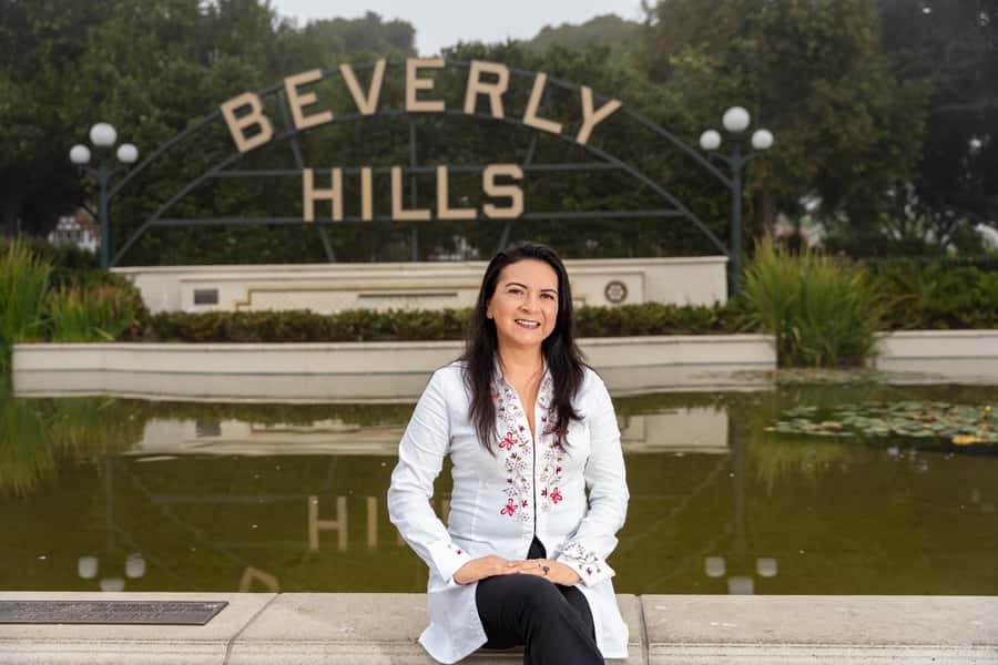 Beverly Hills: Photoshoot with Edited Images - Meeting at the Beverly Hills sign