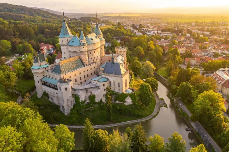 Bratislava: Slovakia Castle Photography Tour & Wine Tasting - Trenčín Castle overlooks the Váh Valley