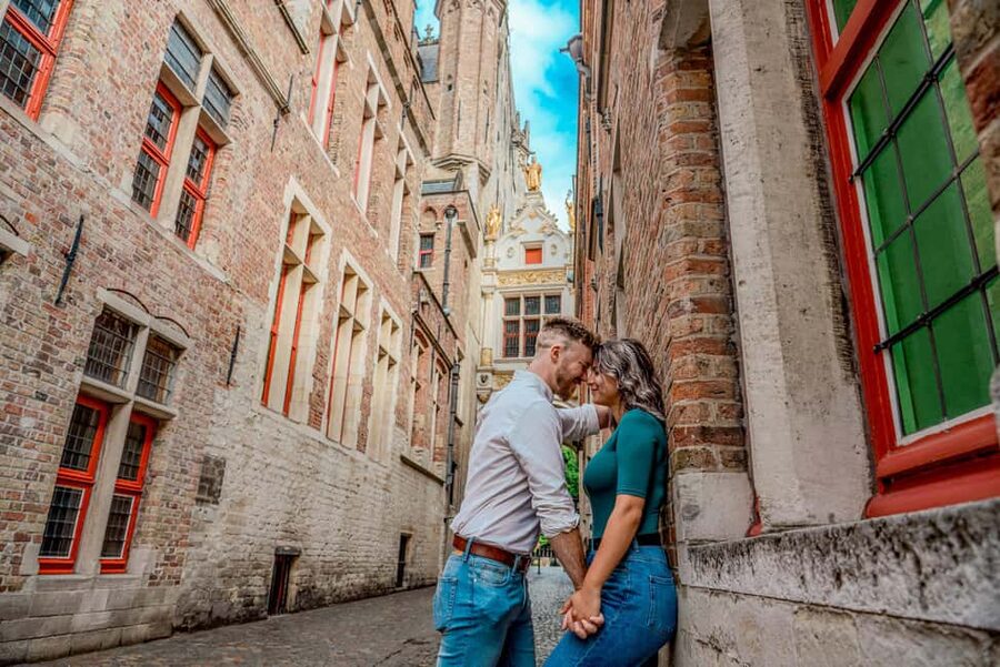 Bruges : Your private 1 hour photoshoot in the medieval city - Bruges as your backdrop